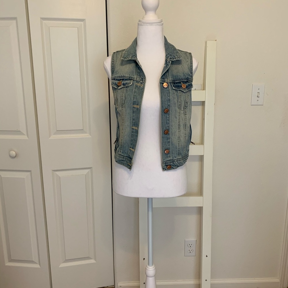 Light denim cropped vest by H&M